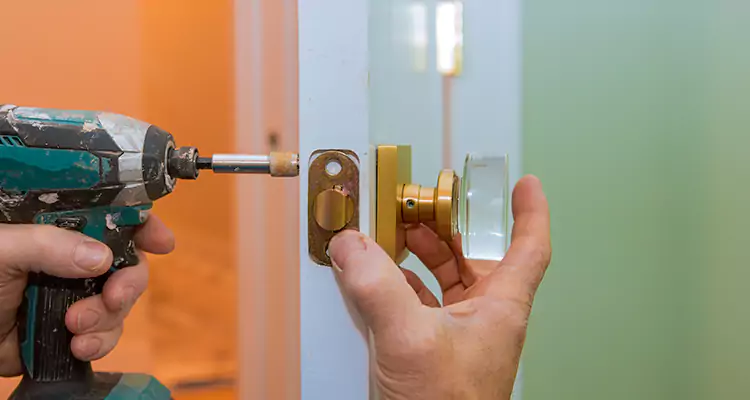 Broken Door Knob Fix in Miami Gardens, FL